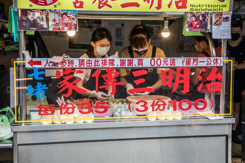 基隆七堵排隊美食！家傳營養三明治超搶手，一開攤就排爆轉角。