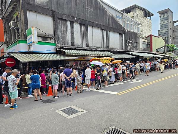 七堵家傳營養三明治02-誇張的排隊人潮.jpg 七堵家傳營養三明治02-誇張的排隊人潮.jpg