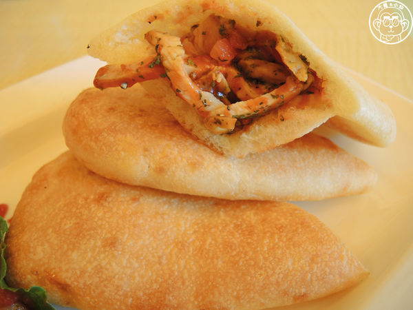 野喵中途咖啡:呷飽祙【新北三重・野喵中途咖啡】喵星人左擁右抱用餐 野喵中途咖啡:呷飽祙【新北三重・野喵中途咖啡】喵星人左擁右抱用餐