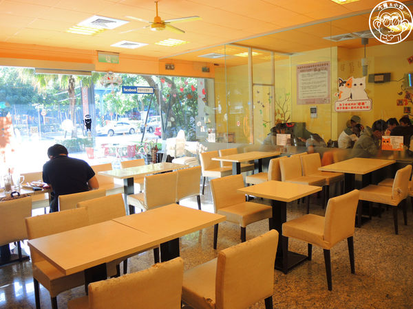 野喵中途咖啡:呷飽祙【新北三重・野喵中途咖啡】喵星人左擁右抱用餐 野喵中途咖啡:呷飽祙【新北三重・野喵中途咖啡】喵星人左擁右抱用餐