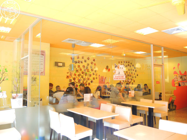 野喵中途咖啡:呷飽祙【新北三重・野喵中途咖啡】喵星人左擁右抱用餐 野喵中途咖啡:呷飽祙【新北三重・野喵中途咖啡】喵星人左擁右抱用餐