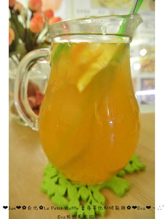 Le Petit Waffle蕾蓓蒂比利時鬆餅專賣店：【食記】oO。台北 臨江夜市*蕾蓓蒂比利時鬆餅*Le Petit Waffle　根本是水果盤的期間限定夏威夷瓦芙，超吸晴又好吃～。o○。