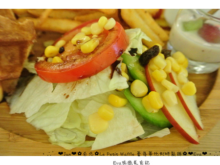 Le Petit Waffle蕾蓓蒂比利時鬆餅專賣店：【食記】oO。台北 臨江夜市*蕾蓓蒂比利時鬆餅*Le Petit Waffle　根本是水果盤的期間限定夏威夷瓦芙，超吸晴又好吃～。o○。