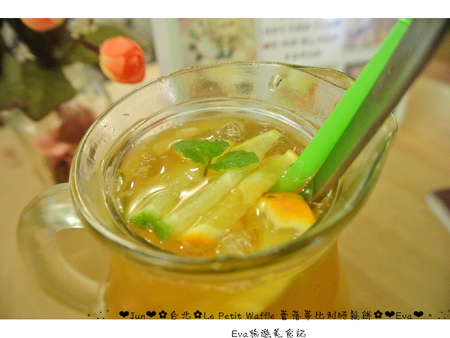 Le Petit Waffle蕾蓓蒂比利時鬆餅專賣店：【食記】oO。台北 臨江夜市*蕾蓓蒂比利時鬆餅*Le Petit Waffle　根本是水果盤的期間限定夏威夷瓦芙，超吸晴又好吃～。o○。