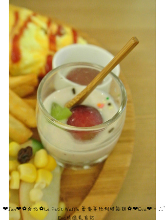 Le Petit Waffle蕾蓓蒂比利時鬆餅專賣店：【食記】oO。台北 臨江夜市*蕾蓓蒂比利時鬆餅*Le Petit Waffle　根本是水果盤的期間限定夏威夷瓦芙，超吸晴又好吃～。o○。