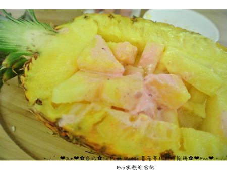 Le Petit Waffle蕾蓓蒂比利時鬆餅專賣店：【食記】oO。台北 臨江夜市*蕾蓓蒂比利時鬆餅*Le Petit Waffle　根本是水果盤的期間限定夏威夷瓦芙，超吸晴又好吃～。o○。