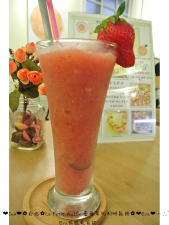 Le Petit Waffle蕾蓓蒂比利時鬆餅專賣店：【食記】oO。台北 臨江夜市*蕾蓓蒂比利時鬆餅*Le Petit Waffle　根本是水果盤的期間限定夏威夷瓦芙，超吸晴又好吃～。o○。