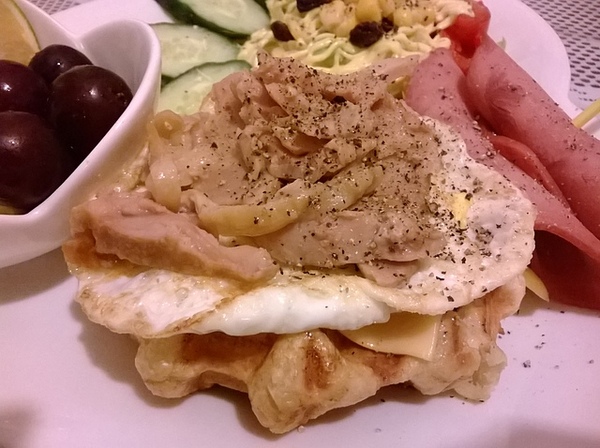 Le Petit Waffle蕾蓓蒂比利時鬆餅專賣店：從來沒見過的"瓦芙布朗趣"，巨無霸疊疊樂隱身於溫馨小店~Le Petit Waffle~