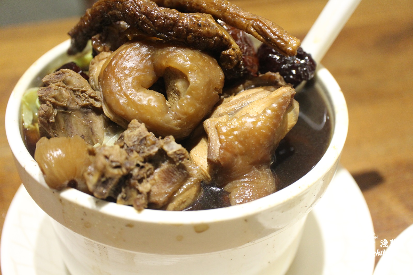 [ 善導寺站．台大醫院美食 ] 淺藍 × 雙月食品社～料多到滿出來的雞湯，還有中藥滷味與各式小菜