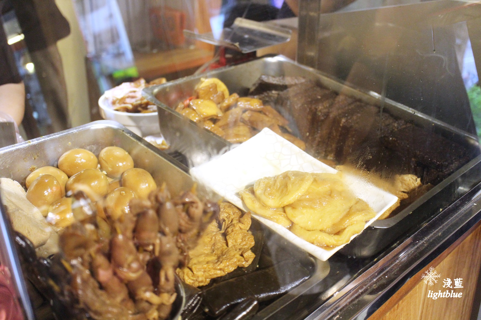 [ 善導寺站．台大醫院美食 ] 淺藍 × 雙月食品社～料多到滿出來的雞湯，還有中藥滷味與各式小菜