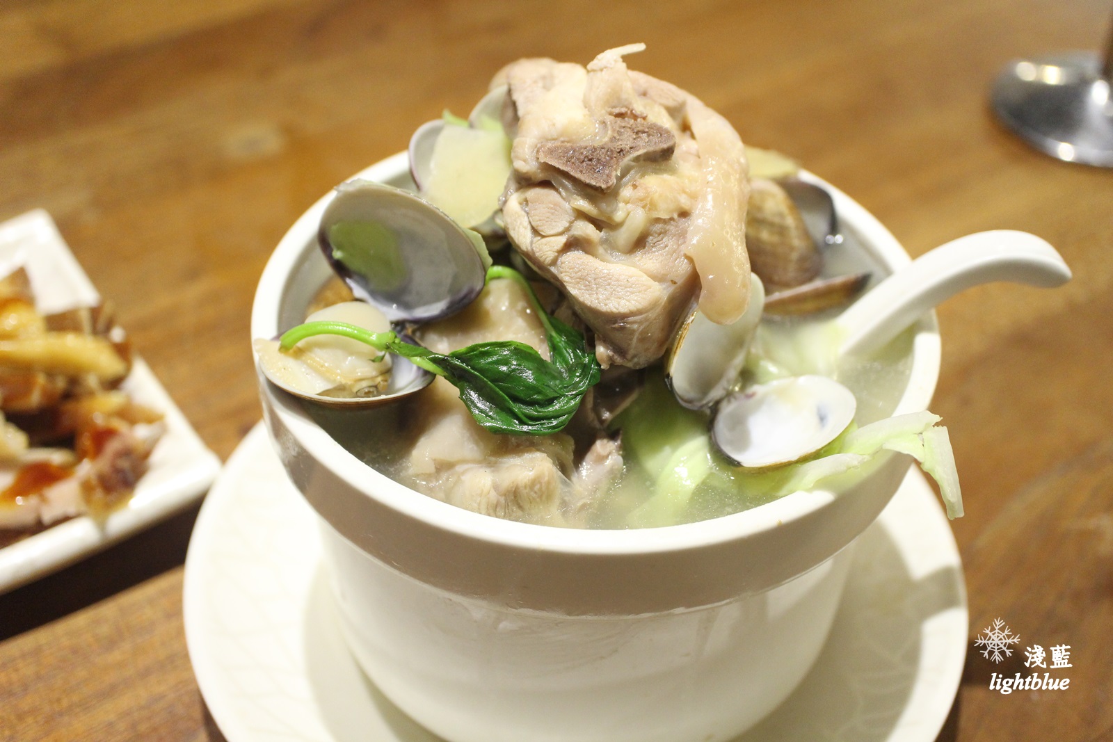 [ 善導寺站．台大醫院美食 ] 淺藍 × 雙月食品社～料多到滿出來的雞湯，還有中藥滷味與各式小菜