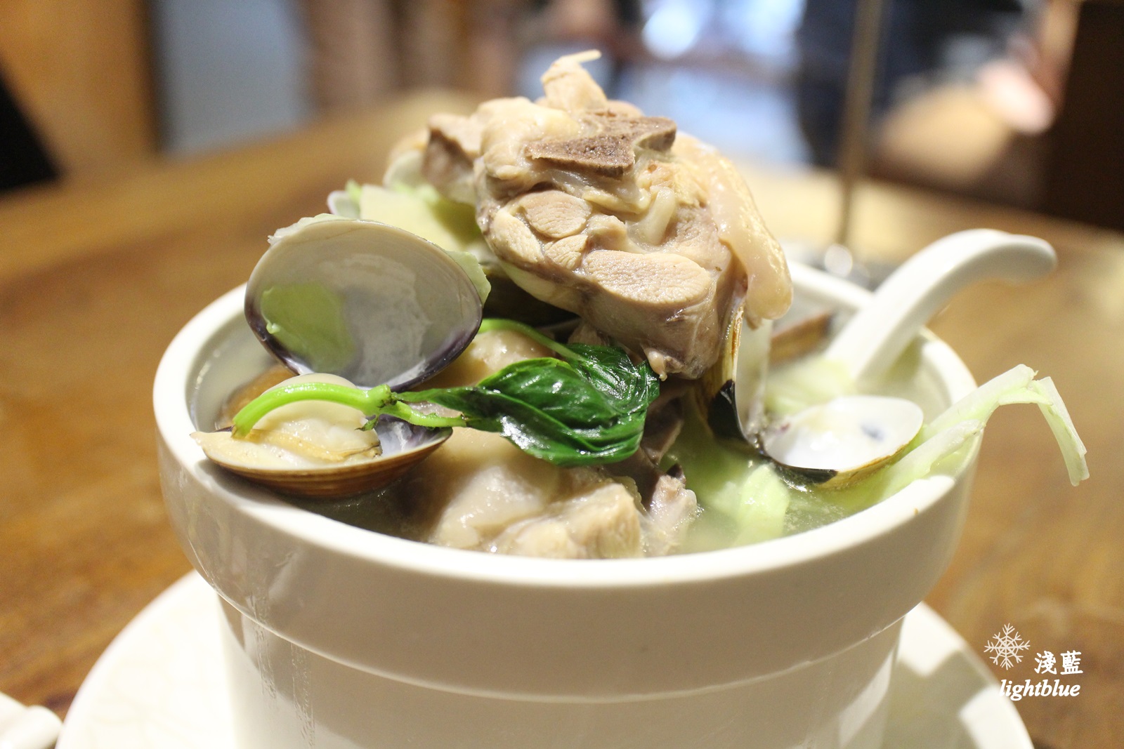 [ 善導寺站．台大醫院美食 ] 淺藍 × 雙月食品社～料多到滿出來的雞湯，還有中藥滷味與各式小菜