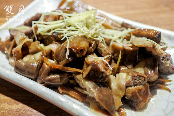 雙月食品社：超好喝!雙月雞湯讓董事長聞香而來！雙月食品社的蛤蠣雞湯、何首烏燉雞、油飯、養生中藥滷味特別好吃!領號碼牌排隊等再久都甘願 ( 近捷運善導寺站2號出口、立法院、台大醫院 )