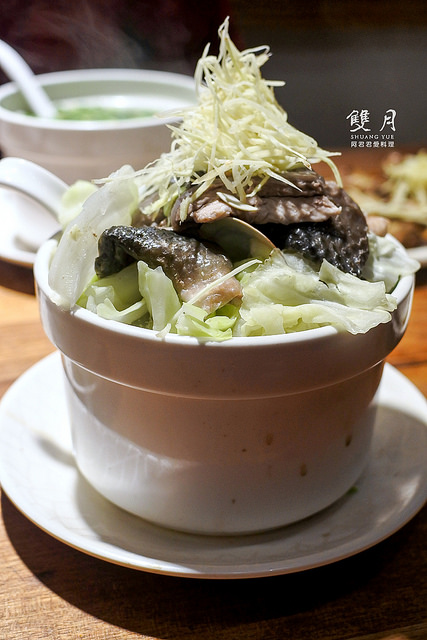 雙月食品社：超好喝!雙月雞湯讓董事長聞香而來！雙月食品社的蛤蠣雞湯、何首烏燉雞、油飯、養生中藥滷味特別好吃!領號碼牌排隊等再久都甘願 ( 近捷運善導寺站2號出口、立法院、台大醫院 )