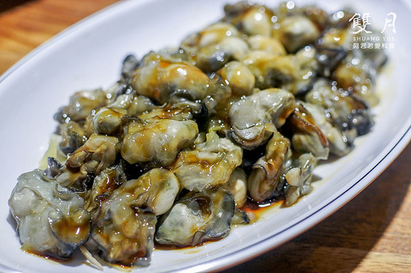 雙月食品社：超好喝!雙月雞湯讓董事長聞香而來！雙月食品社的蛤蠣雞湯、何首烏燉雞、油飯、養生中藥滷味特別好吃!領號碼牌排隊等再久都甘願 ( 近捷運善導寺站2號出口、立法院、台大醫院 )