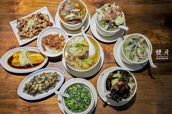 雙月食品社：超好喝!雙月雞湯讓董事長聞香而來！雙月食品社的蛤蠣雞湯、何首烏燉雞、油飯、養生中藥滷味特別好吃!領號碼牌排隊等再久都甘願 ( 近捷運善導寺站2號出口、立法院、台大醫院 )