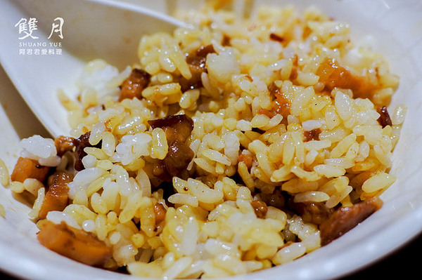 雙月食品社：超好喝!雙月雞湯讓董事長聞香而來！雙月食品社的蛤蠣雞湯、何首烏燉雞、油飯、養生中藥滷味特別好吃!領號碼牌排隊等再久都甘願 ( 近捷運善導寺站2號出口、立法院、台大醫院 )