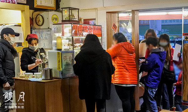 雙月食品社：超好喝!雙月雞湯讓董事長聞香而來！雙月食品社的蛤蠣雞湯、何首烏燉雞、油飯、養生中藥滷味特別好吃!領號碼牌排隊等再久都甘願 ( 近捷運善導寺站2號出口、立法院、台大醫院 )