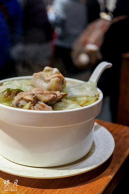 雙月食品社：超好喝!雙月雞湯讓董事長聞香而來！雙月食品社的蛤蠣雞湯、何首烏燉雞、油飯、養生中藥滷味特別好吃!領號碼牌排隊等再久都甘願 ( 近捷運善導寺站2號出口、立法院、台大醫院 )