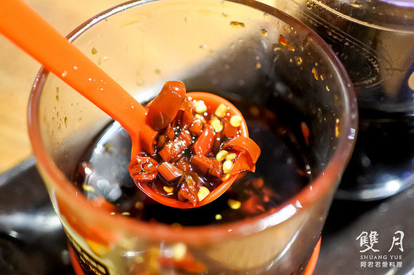 雙月食品社：超好喝!雙月雞湯讓董事長聞香而來！雙月食品社的蛤蠣雞湯、何首烏燉雞、油飯、養生中藥滷味特別好吃!領號碼牌排隊等再久都甘願 ( 近捷運善導寺站2號出口、立法院、台大醫院 )