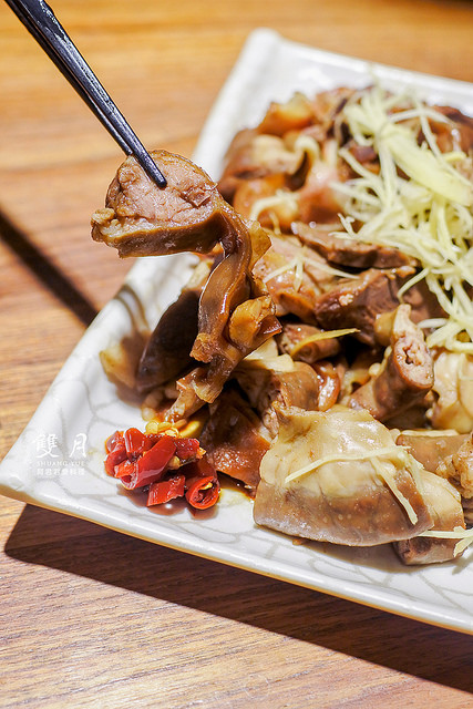 雙月食品社：超好喝!雙月雞湯讓董事長聞香而來！雙月食品社的蛤蠣雞湯、何首烏燉雞、油飯、養生中藥滷味特別好吃!領號碼牌排隊等再久都甘願 ( 近捷運善導寺站2號出口、立法院、台大醫院 )