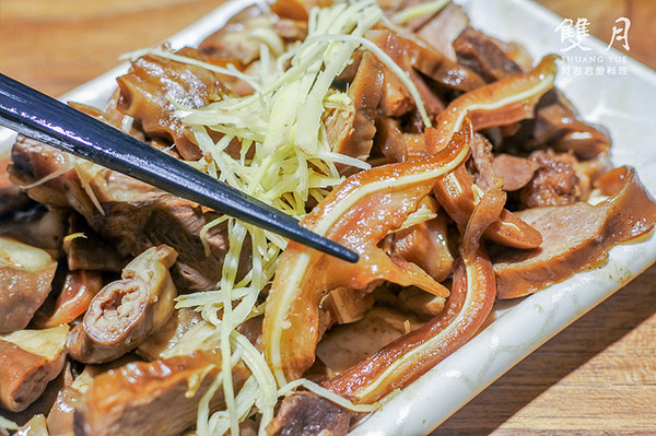 雙月食品社：超好喝!雙月雞湯讓董事長聞香而來！雙月食品社的蛤蠣雞湯、何首烏燉雞、油飯、養生中藥滷味特別好吃!領號碼牌排隊等再久都甘願 ( 近捷運善導寺站2號出口、立法院、台大醫院 )