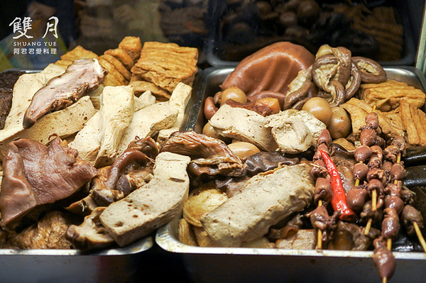 雙月食品社：超好喝!雙月雞湯讓董事長聞香而來！雙月食品社的蛤蠣雞湯、何首烏燉雞、油飯、養生中藥滷味特別好吃!領號碼牌排隊等再久都甘願 ( 近捷運善導寺站2號出口、立法院、台大醫院 )