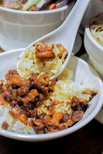 雙月食品社：超好喝!雙月雞湯讓董事長聞香而來！雙月食品社的蛤蠣雞湯、何首烏燉雞、油飯、養生中藥滷味特別好吃!領號碼牌排隊等再久都甘願 ( 近捷運善導寺站2號出口、立法院、台大醫院 )