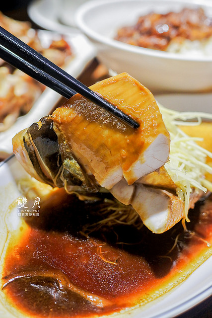 雙月食品社：超好喝!雙月雞湯讓董事長聞香而來！雙月食品社的蛤蠣雞湯、何首烏燉雞、油飯、養生中藥滷味特別好吃!領號碼牌排隊等再久都甘願 ( 近捷運善導寺站2號出口、立法院、台大醫院 )