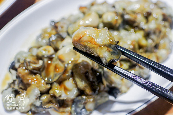 雙月食品社：超好喝!雙月雞湯讓董事長聞香而來！雙月食品社的蛤蠣雞湯、何首烏燉雞、油飯、養生中藥滷味特別好吃!領號碼牌排隊等再久都甘願 ( 近捷運善導寺站2號出口、立法院、台大醫院 )