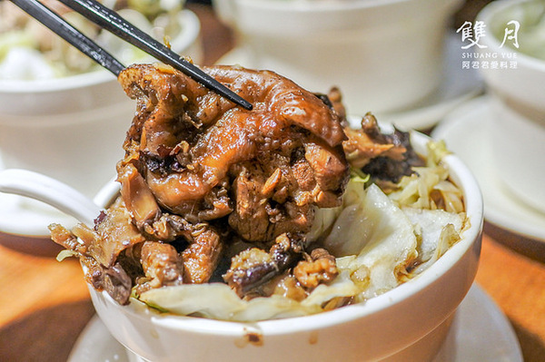 雙月食品社：超好喝!雙月雞湯讓董事長聞香而來！雙月食品社的蛤蠣雞湯、何首烏燉雞、油飯、養生中藥滷味特別好吃!領號碼牌排隊等再久都甘願 ( 近捷運善導寺站2號出口、立法院、台大醫院 )