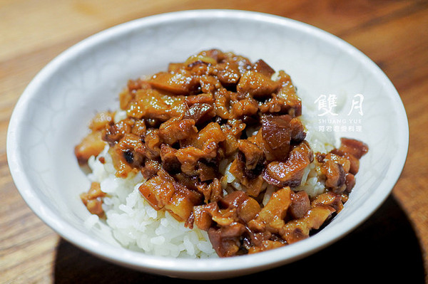 雙月食品社：超好喝!雙月雞湯讓董事長聞香而來！雙月食品社的蛤蠣雞湯、何首烏燉雞、油飯、養生中藥滷味特別好吃!領號碼牌排隊等再久都甘願 ( 近捷運善導寺站2號出口、立法院、台大醫院 )