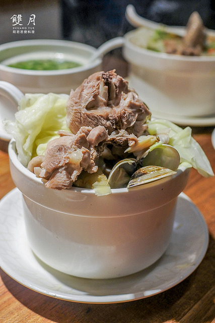 雙月食品社：超好喝!雙月雞湯讓董事長聞香而來！雙月食品社的蛤蠣雞湯、何首烏燉雞、油飯、養生中藥滷味特別好吃!領號碼牌排隊等再久都甘願 ( 近捷運善導寺站2號出口、立法院、台大醫院 )