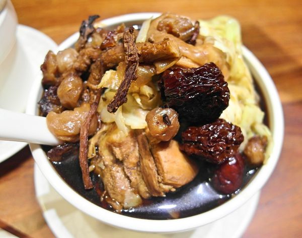 雙月食品社:❤️美食❤️【台北。中正】雙月食品社 ★澎湃雞湯/肥美鮮蚵/愛評體驗團