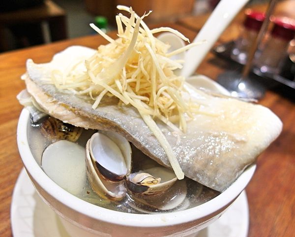 雙月食品社:❤️美食❤️【台北。中正】雙月食品社 ★澎湃雞湯/肥美鮮蚵/愛評體驗團