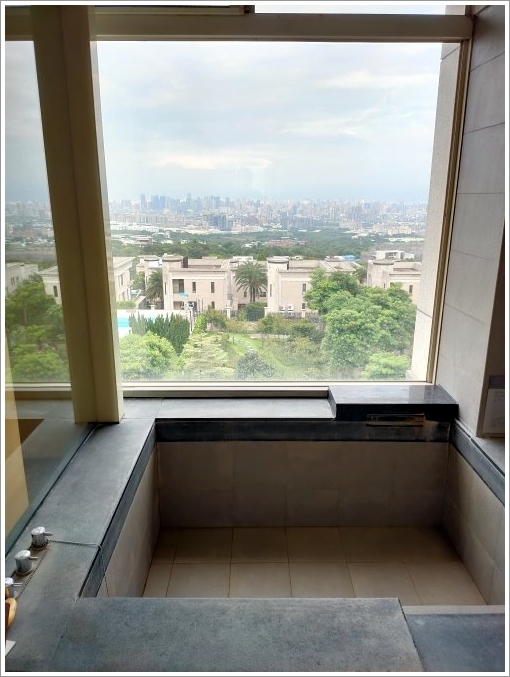 【台中住宿】清新溫泉飯店．房內湯屋+絕美夜景，親子度假好地方!