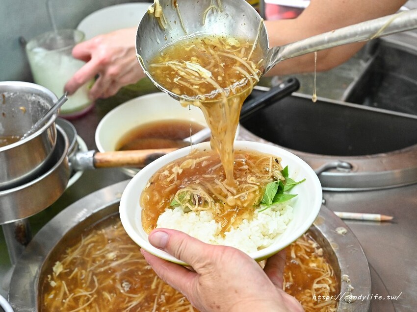 台中市中區阿仁羊肉羹｜台中50年老店，用料超實在的羊肉羹，羊肉給量沒在客氣，每天生意都超好！