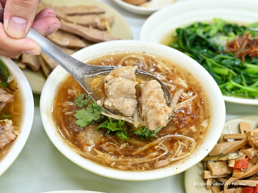 台中市中區阿仁羊肉羹｜台中50年老店，用料超實在的羊肉羹，羊肉給量沒在客氣，每天生意都超好！