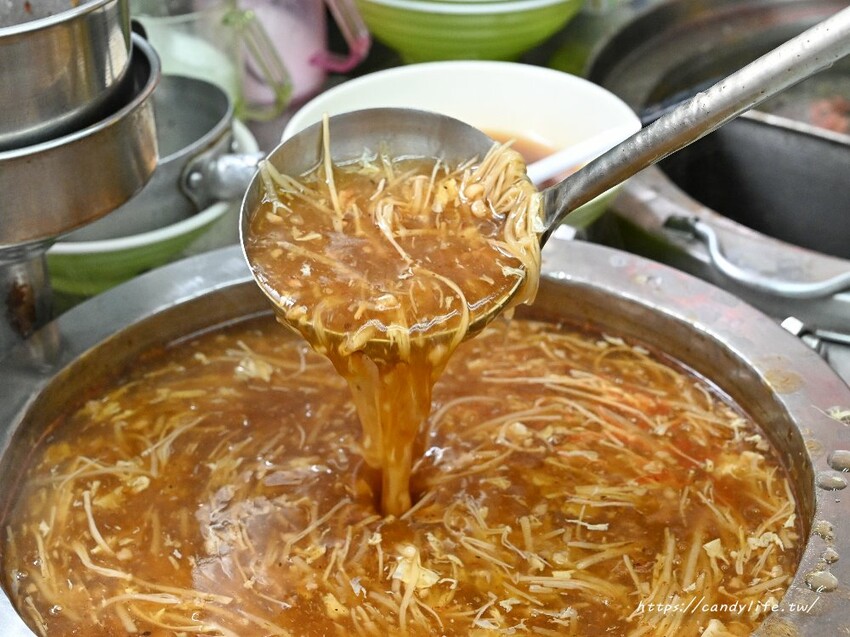 台中市中區阿仁羊肉羹｜台中50年老店，用料超實在的羊肉羹，羊肉給量沒在客氣，每天生意都超好！