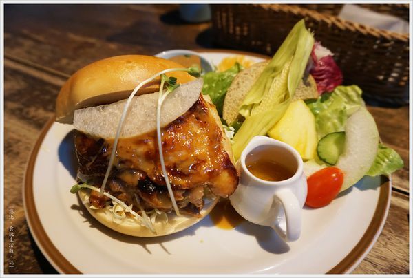 好丘-眷村腐乳雞腿貝果堡-1.JPG