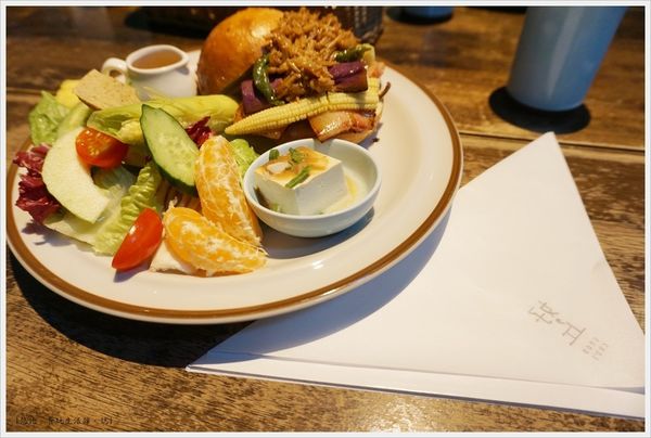 好丘-厚切培根煎野菜貝果堡-1.JPG