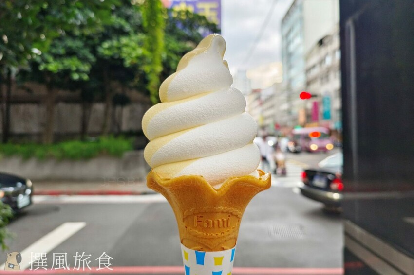 全家「芒果椰奶霜淇淋」好吃嗎？一口飛到夏日島嶼時光，全盈Pay買一送一優惠