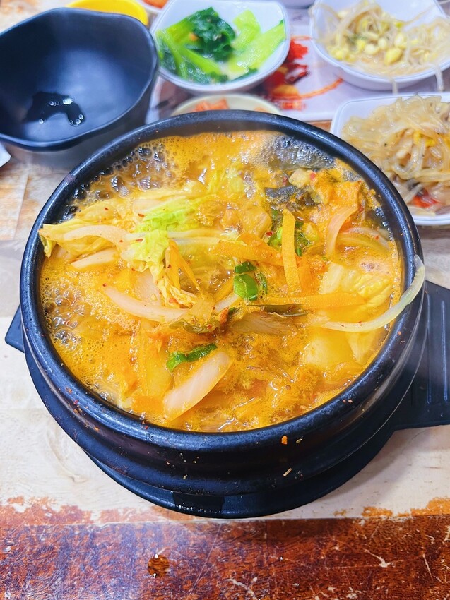 台北市內湖區[台北韓式]內湖區西湖站「首爾陶鍋之家」超高CP隱藏在巷弄間的美味韓式/免費小菜好好味好驚艷/餐點份量都很