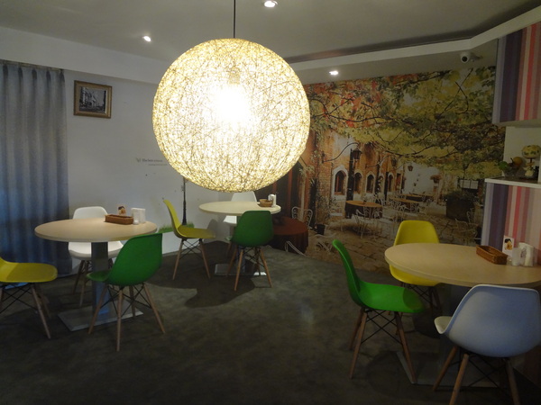 西納小街：1020711[官本金文愛台灣]西納小街與可愛的小熊來到童話般世界在彩虹步道上一起用餐