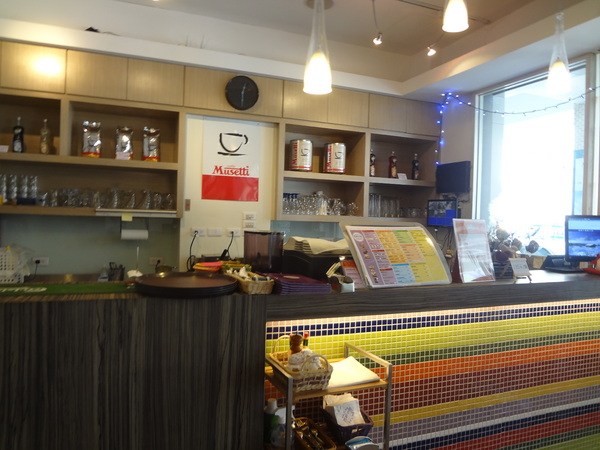 西納小街：1020711[官本金文愛台灣]西納小街與可愛的小熊來到童話般世界在彩虹步道上一起用餐