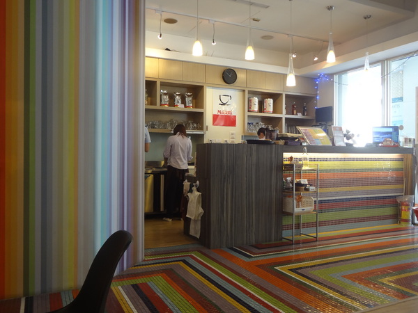 西納小街：1020711[官本金文愛台灣]西納小街與可愛的小熊來到童話般世界在彩虹步道上一起用餐