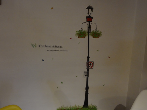 西納小街：1020711[官本金文愛台灣]西納小街與可愛的小熊來到童話般世界在彩虹步道上一起用餐