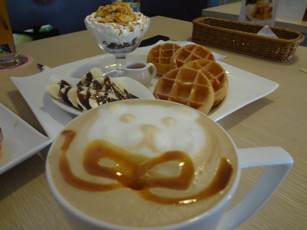 西納小街：1020711[官本金文愛台灣]西納小街與可愛的小熊來到童話般世界在彩虹步道上一起用餐