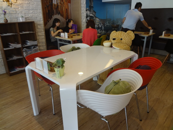 西納小街：1020711[官本金文愛台灣]西納小街與可愛的小熊來到童話般世界在彩虹步道上一起用餐