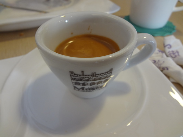 西納小街：1020711[官本金文愛台灣]西納小街與可愛的小熊來到童話般世界在彩虹步道上一起用餐